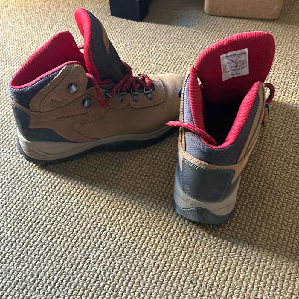 Columbia hiking boots women size 6